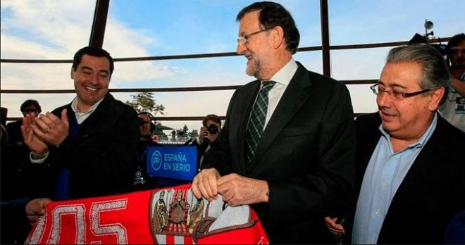 Rajoy posa con una bufanda del Sevilla.