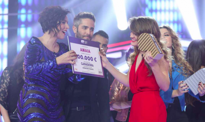 Rosa López entrega el premio a la ganadora Amaia.