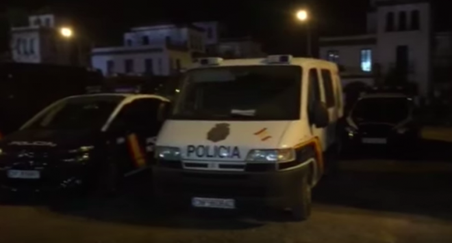 Coches de la policía antes de un derbi.