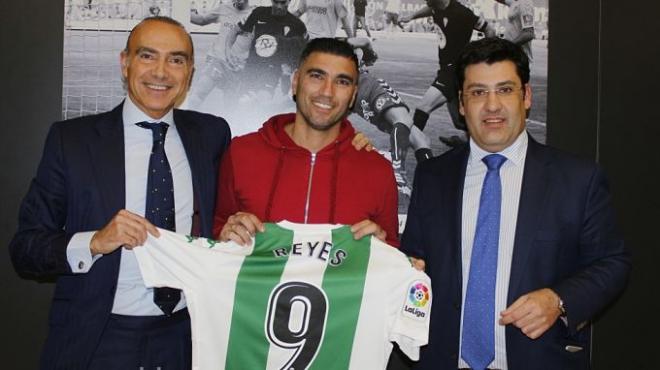José Antonio Reyes junto a Luis Oliver y Jesús León (foto: Córdoba CF).