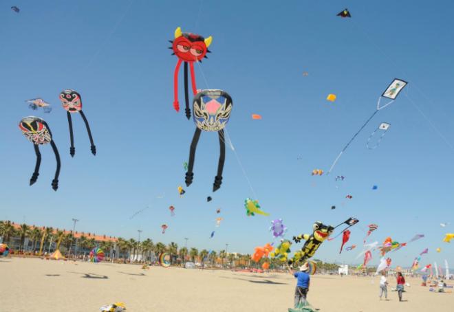 Festival de Cometas en la Playa de la Malvarrosa.