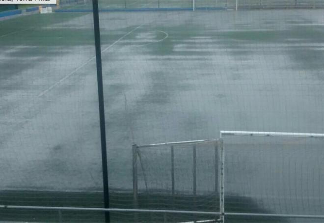 La lluvia hizo impracticable el Polideportivo de Nazaret. (Foto: Levante UD)
