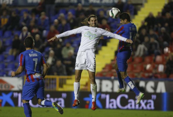 El Adoua salta a por un balón en el partido copero ante el Albacete (A. Iranzo)