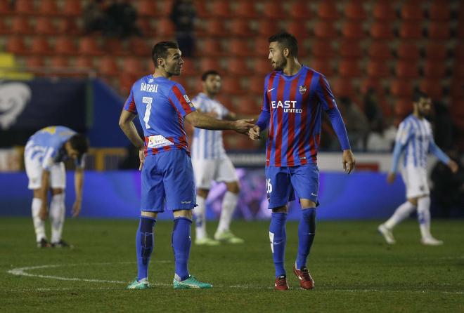 David Barral conversa con Camarasa en el encuentro de Copa frente al Málaga (D. González)