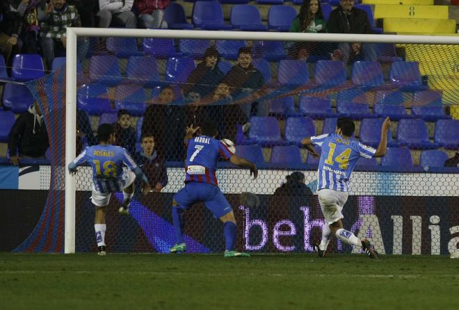 Momento en que Barral introduce el balón con la mano en la portería del 'Memo' Ochoa (D. González / A. Iranzo)