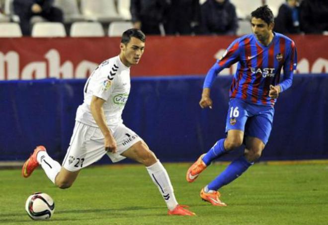 Issam El Adoua se redimió un poco marcando el gol del empate en Albacete