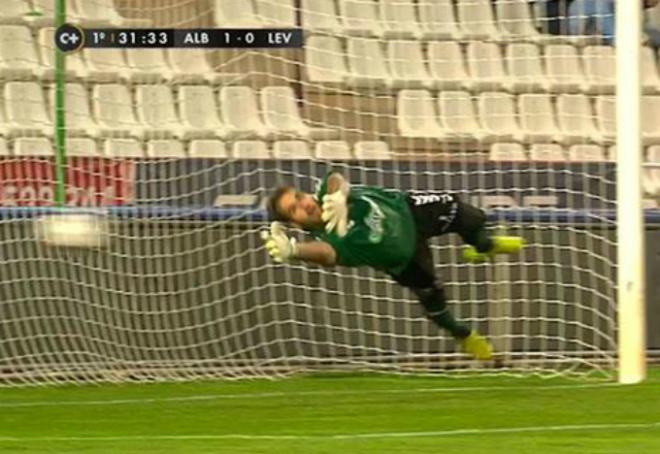 Momento en el que Diego Rivas le detiene el penalti a Rafael Martins (Imagen: Canal Plus)