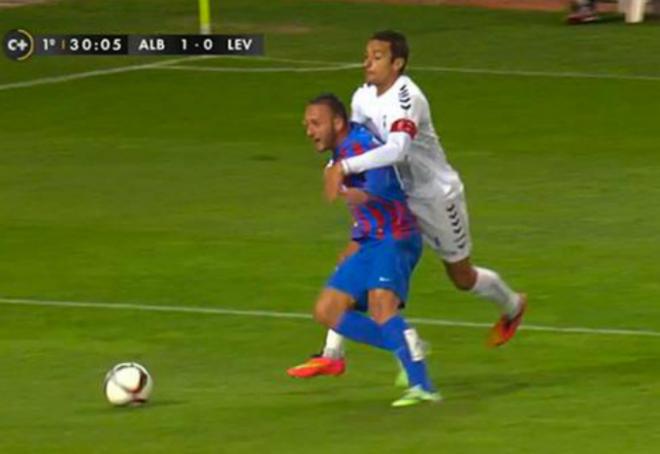 La acción de Xumetra no pudo acabar en gol tras el penalti. (Foto Canal+).