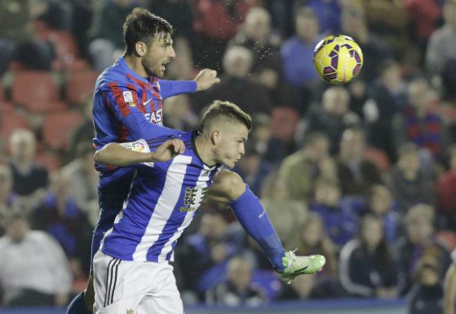 Nikos pelea por el balón con Finnbogason en el partido ante la Real Sociedad (Fotos: A. Iranzo y D. González)