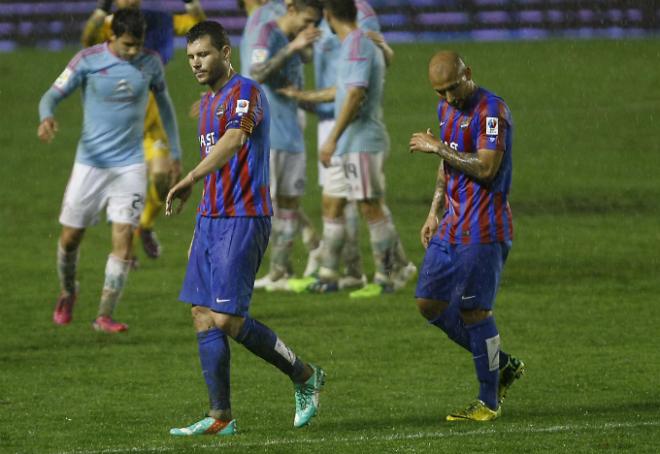 Navarro, junto a Martins, se retira del campo tras perder frente al Celta (David González)