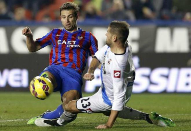 Ivanschitz, en una acción del partido entre el Levante UD y el Deportivo (A. Iranzo)