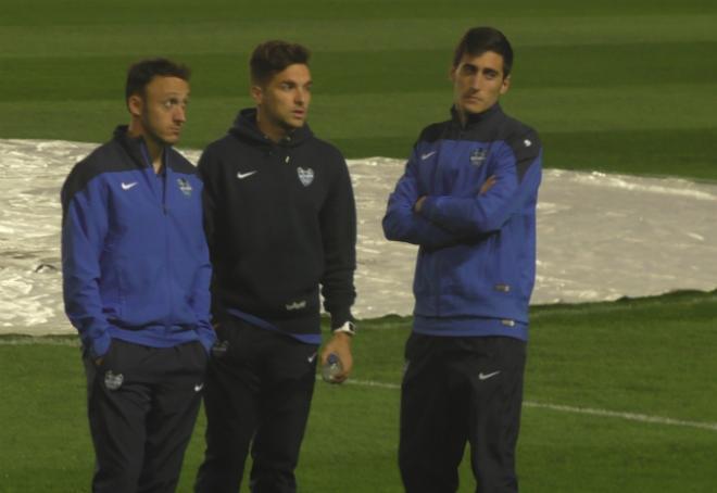 Diego Mariño, con Xumetra y Jason (éste último baja por lesión) antes del partido ante el Eibar