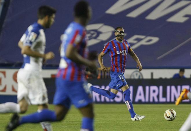 Juanfran, en una acción del partido ante el Espanyol (D. González)