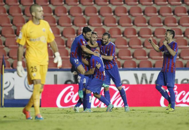 Los jugadores del Levante UD celebran el gol de Casadesús frente al Almería (D. González)