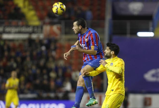 David Navarro, jugador del Levante UD, pugna por un balón con un jugador del Getafe en el partido de la pasada temporada