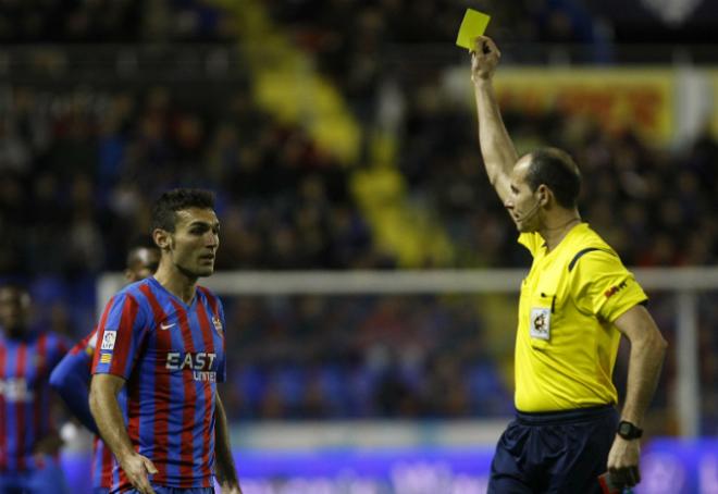 Barral vio la cartulina amarilla, pero marcó el gol decisivo del triunfo.