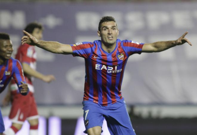 David Barral corre a celebrar su gol de la victoria sobre el Granada (D. González)