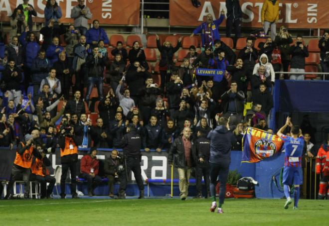 David Barral celebrando la victoria sobre el Granada con los aficionados (Iranzo, González y EFE)