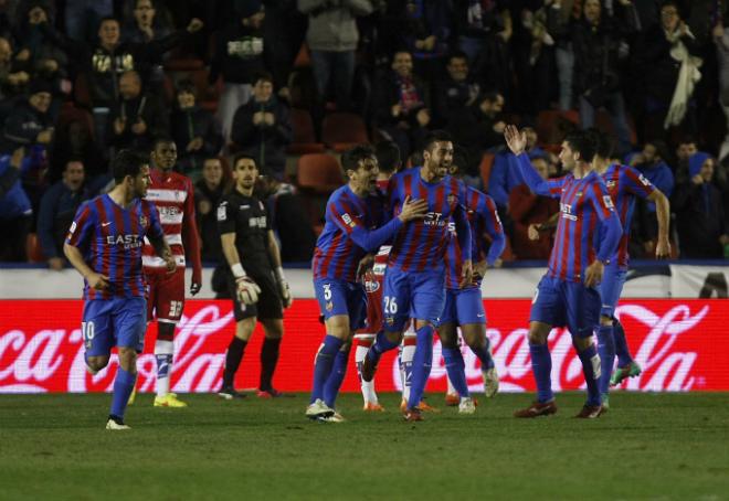 Camarasa explota de emoción tras marcar el gol del empate ante el Granada (Iranzo / González)