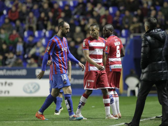 Iván Ramis y Youssef El Arabi expulsados en el Levante-Granada de 2014-15