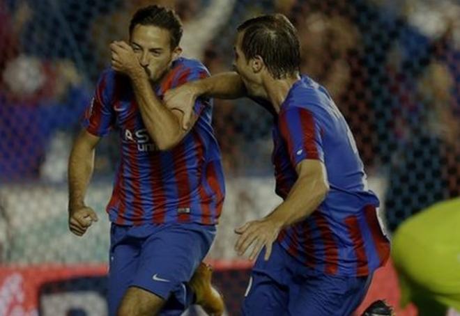 Morales celebra su gol frente al Valencia con el que el Levante tocaba techo (D. González)