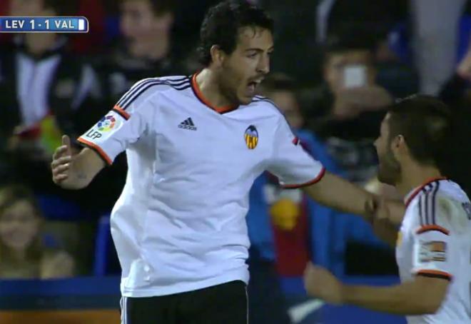 Dani Parejo, triste por marcar un gol que no sirve para sumar.