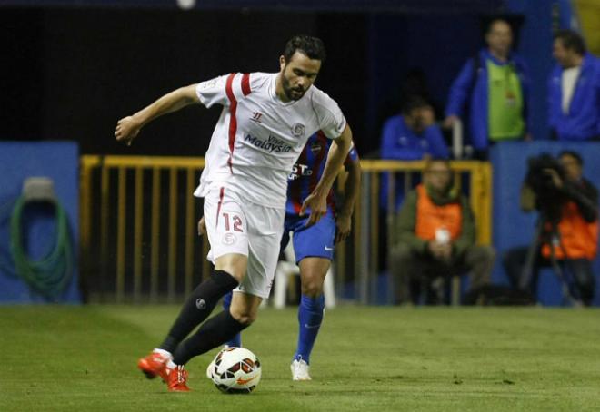 Iborra en una acción del partido entre Levante UD y Sevilla FC (González / Iranzo)