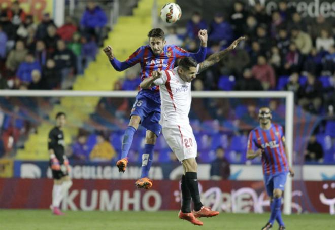 José Mari salta por un balón con Vitolo durante el partido entre Levante UD y Sevilla (Gonzalez / Iranzo)