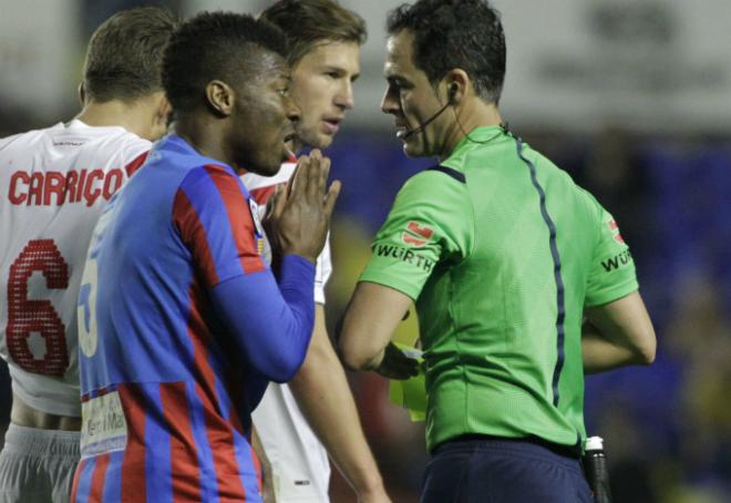 Kalu Uche protesta a Velasco Carballo en el Levante-Sevilla de 2014-15