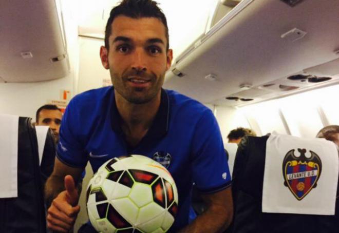 David Barral muestra muy contento el balón del partido tras marcar el hat-trick ante el Almería (@barral23)