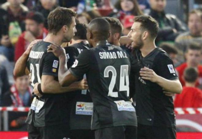 Los jugadores del Levante UD celebran uno de los goles al Almería (EFE)