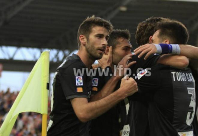Los compañeros abrazan a Barral en uno de sus tres goles al Almería (LFP)