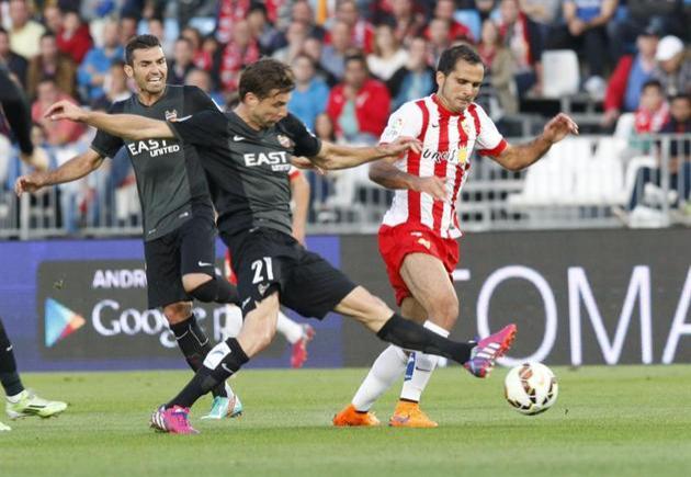Ivanschitz volvió a jugar y dio dos asistencias a Barral ante el Almería (EFE)
