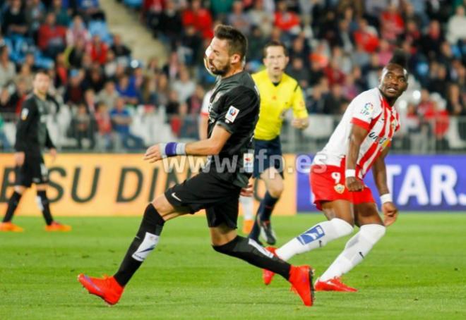 Morales recibe un pelotazo en un momento del encuentro entre Almería y Levante UD (LFP)
