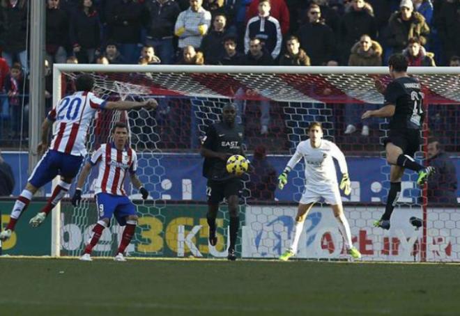 Juanfran intenta cortar un lanzamiento atlético en el choque disputado en el Vicente Calderón.