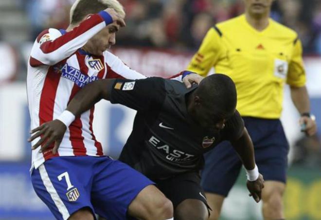 Diop pelea por una pelota con Antoine Griezmann durante el duelo con el Atlético (EFE)
