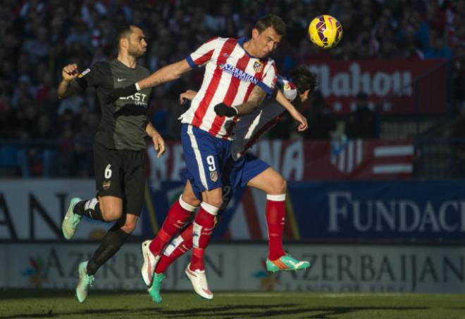 Vyntra salta a por un balón junto a Mandzukic en el partido del Levante UD ante el Atlético