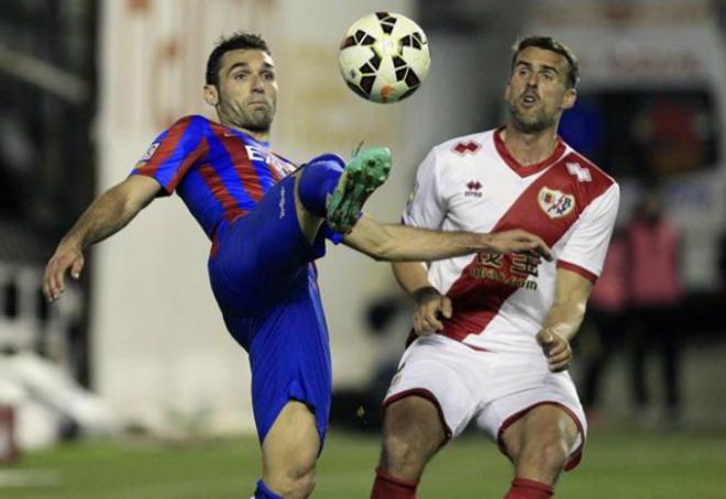 Barral envío un balón al poste en una acción ofensiva del Levante (Foto EFE)