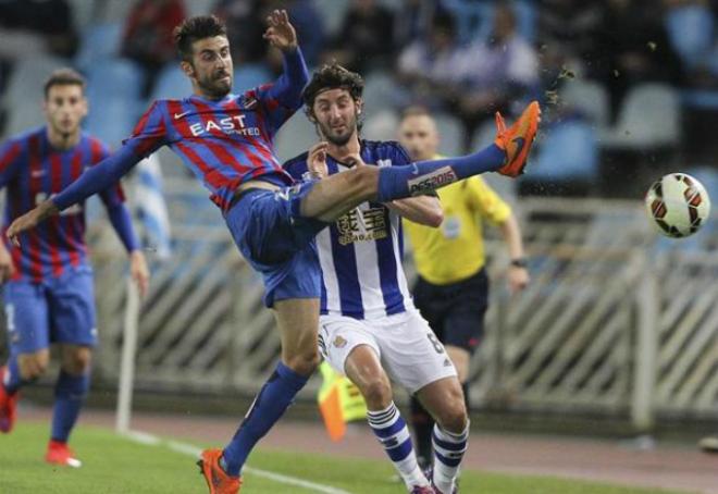 José Mari en una acción de partido ante la Real Sociedad (Foto EFE)