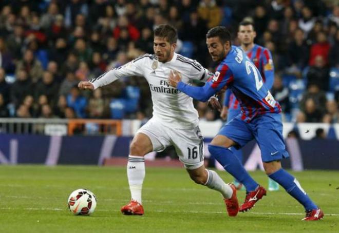 Sergio Ramos y Víctor Camarasa, en el Real Madrid-Levante de la pasada temporada