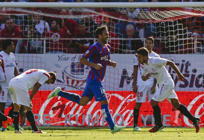 Víctor Casadesús, después de marcar el gol del empate ante el Sevilla de esta temporada (EFE)