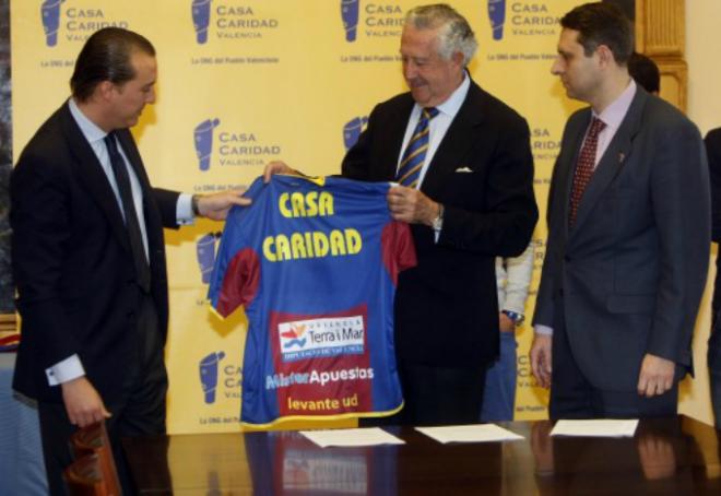 Catalán, a la izquierda, y el presidente de la Fundación, José Manuel Fuertes, a la derecha