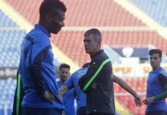 Alcaraz medita la lista durante la última sesión de trabajo. (Foto: J. Ramírez / Levante UD)