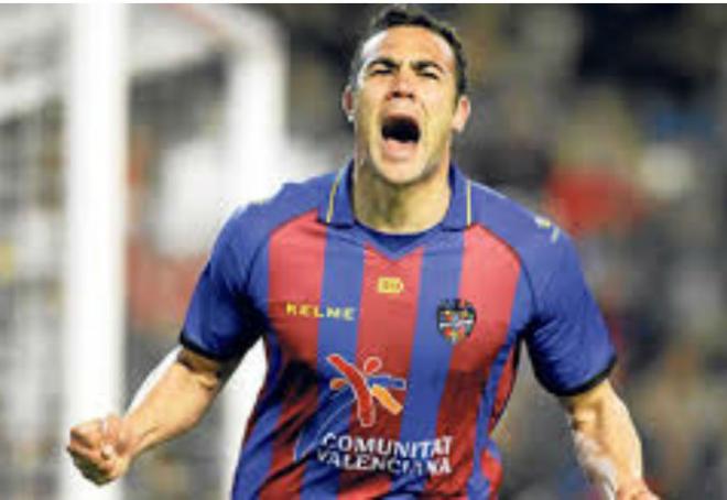 Vicente Iborra, celebrando uno de sus goles con el Levante UD