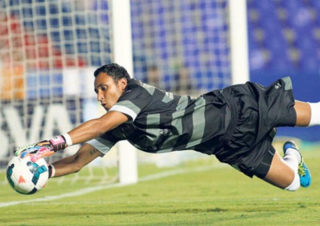 Keylor Navas, en una de sus espectaculares paradas con el Levante