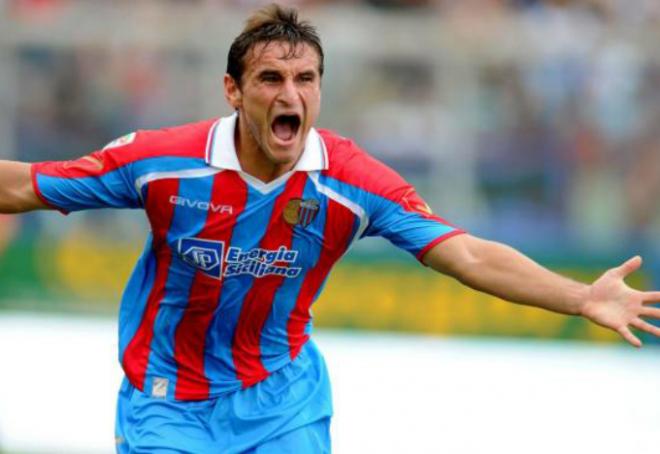 Bergessio, celebrando un gol, es el objetivo principal del Levante para la delantera