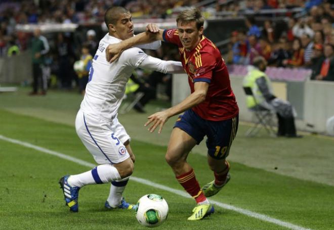 Silva sigue de cerca a Monreal en el partido disputado entre Chile y España en 2013