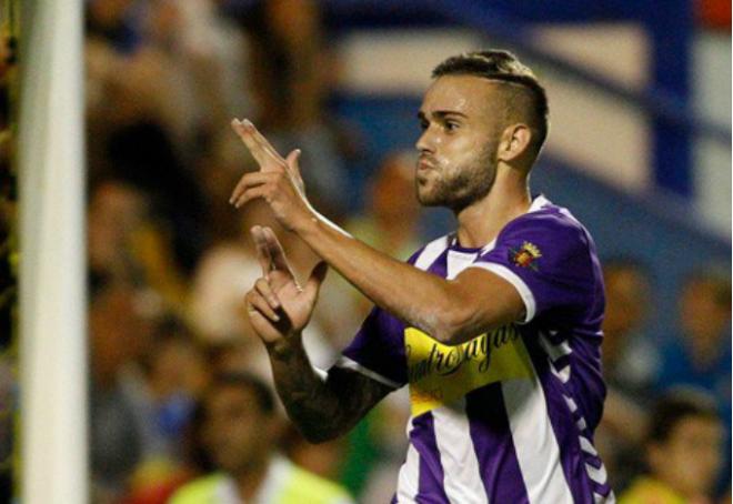 Roger Martí celebra un gol esta temporada con el Valladolid con su habitual gesto de las pistolas (Foto: Real Valladolid)