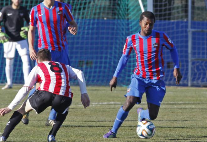 Keita Junior controla el balón en un partido de la presente temporada