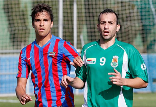 Ribelles, autor del gol del Atlético Levante, en una acción del partido (LUD / Jorge Ramírez)